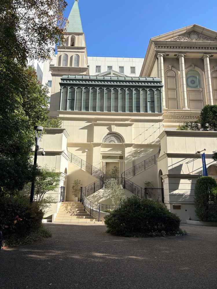 入り口。駅の出口から出てすぐの所でアクセスがよい