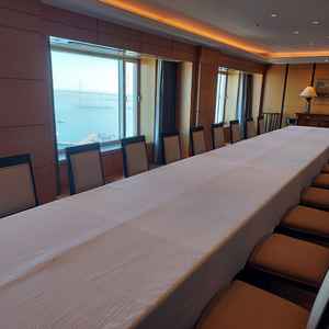 少人数の披露宴会場。海が見えてみなとみらいの景色を一望できる。