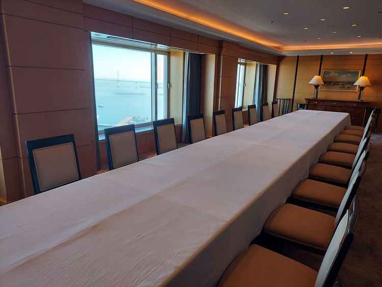 少人数の披露宴会場。海が見えてみなとみらいの景色を一望できる。