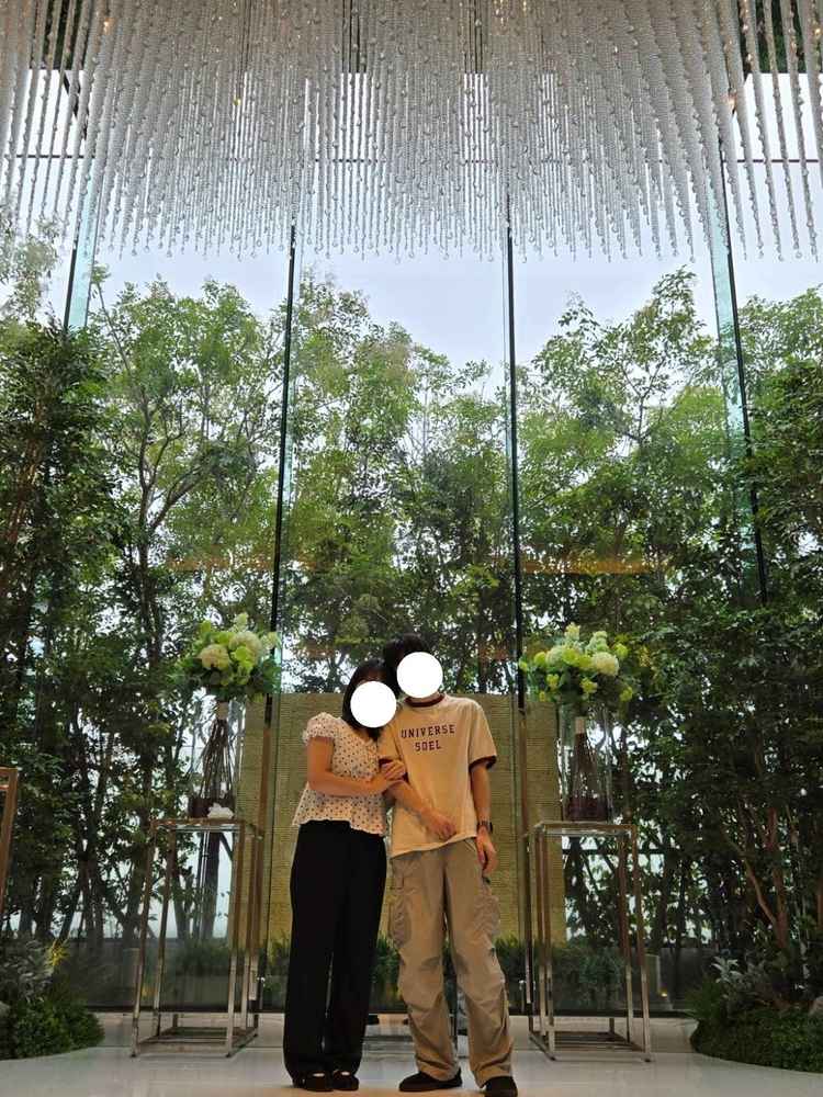 シャンデリア、青空、緑が映えて開放的に感じたし、ヴァージンロードもマザーズロードもできるのも嬉しい。