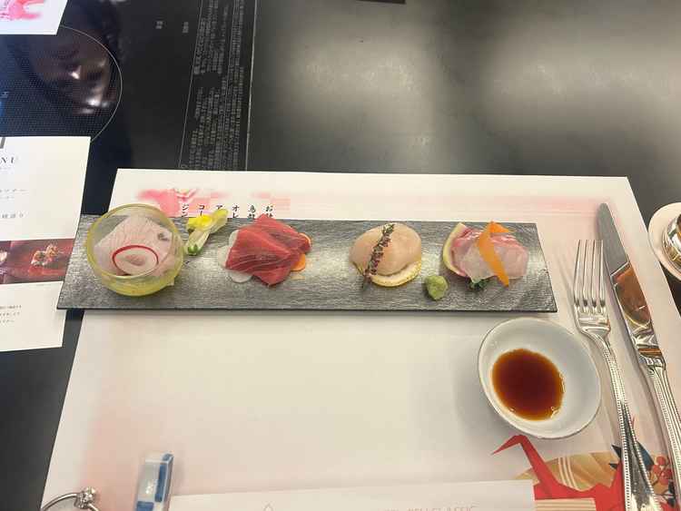 前菜のカルパッチョに使われる刺身でした。マグロにこだわられていて美味しかったです。