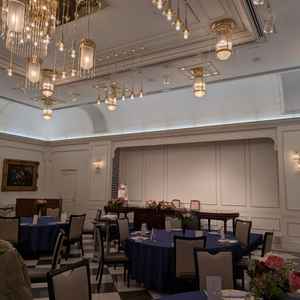 30人以上のゲストをお迎えできる披露宴会場です。白を基調とした明るい雰囲気の洋風会場です。