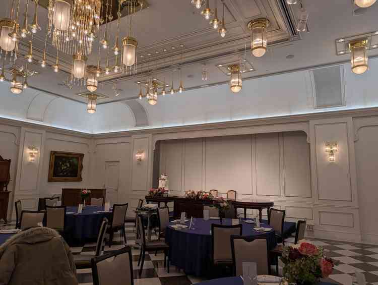 30人以上のゲストをお迎えできる披露宴会場です。白を基調とした明るい雰囲気の洋風会場です。