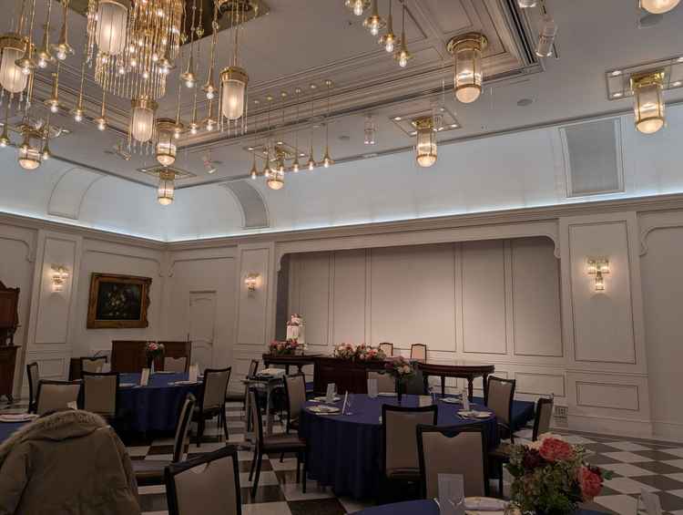 30人以上のゲストをお迎えできる披露宴会場です。白を基調とした明るい雰囲気の洋風会場です。