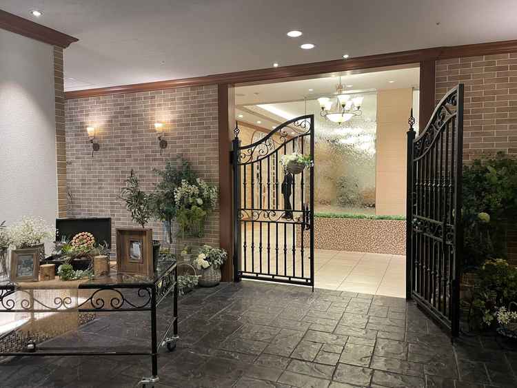 披露宴会場「レガーロ」の入り口です。エレベーターが開いてすぐにこの空間があり、写真映えする空間です。