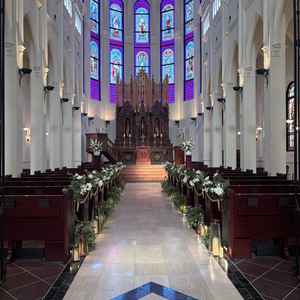 挙式会場のステンドガラスが陽の光によってとても綺麗に映えてました。