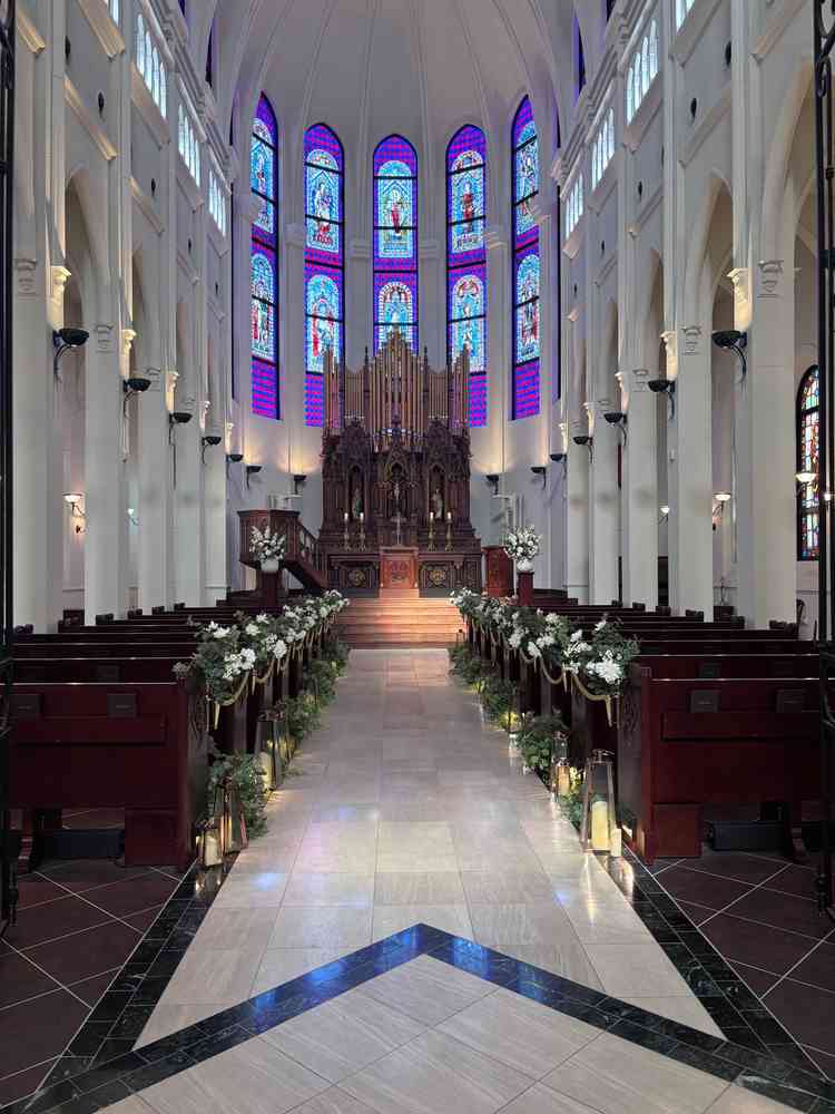 挙式会場のステンドガラスが陽の光によってとても綺麗に映えてました。