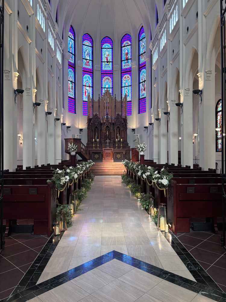 挙式会場のステンドガラスが陽の光によってとても綺麗に映えてました。