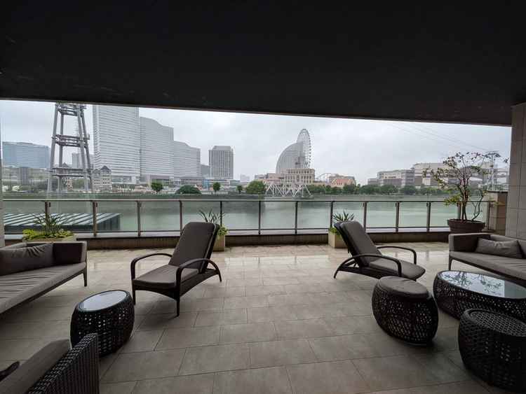 受付後の待合スペースにあるテラス。横浜市内が一望できるようになっており、屋根付きなので雨でも利用可能