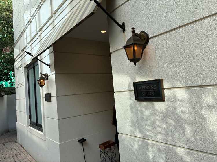 サロンの入り口の写真です。落ち着いた雰囲気で心が穏やかになります。