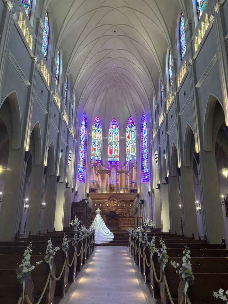 挙式会場の写真。スタンドクラスがとても綺麗でした。