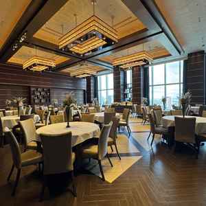 ホテルのような茶色基調にゴールドの空間。新郎新婦入場一礼後に高砂の後ろのカーテンが開く演出も素敵です