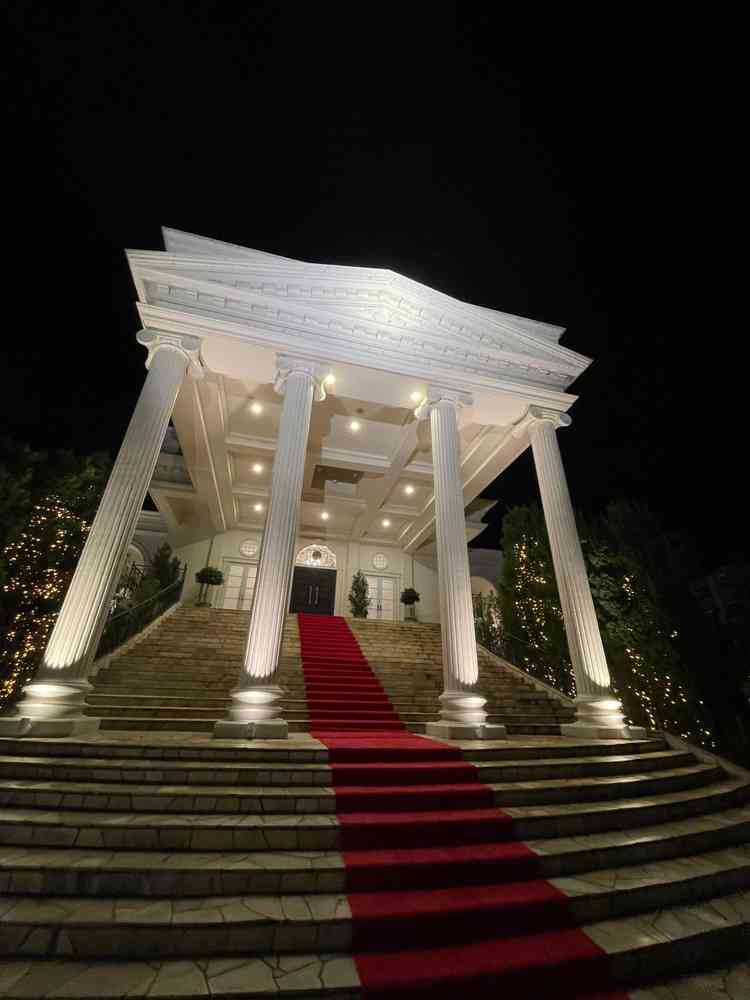 印象に残る大階段、近くでみるとさらに迫力がありました。