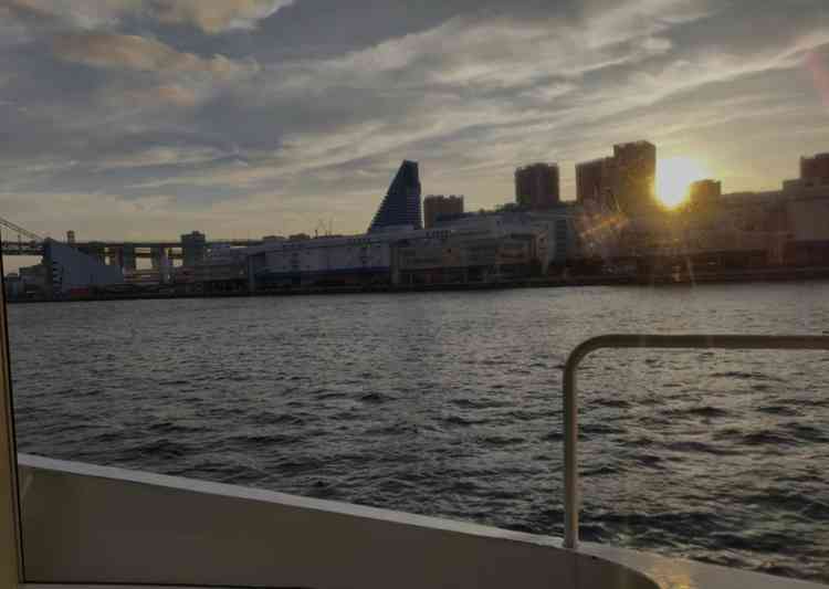 サンセットクルーズでした。夕陽が沈むのがキレイに見えました。