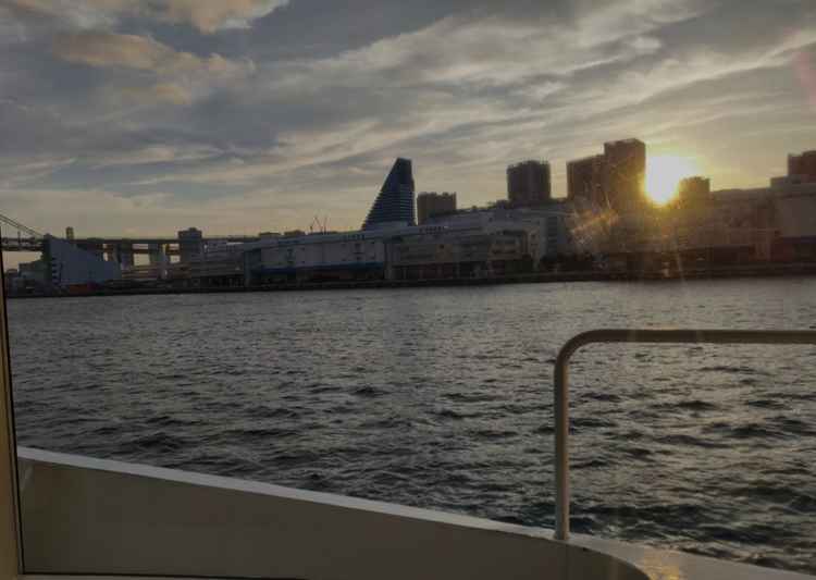 サンセットクルーズでした。夕陽が沈むのがキレイに見えました。