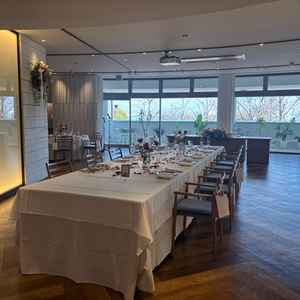 披露宴会場。新郎新婦席前の大きなテーブル。