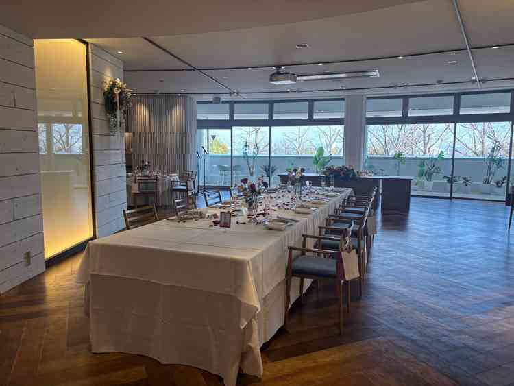 披露宴会場。新郎新婦席前の大きなテーブル。