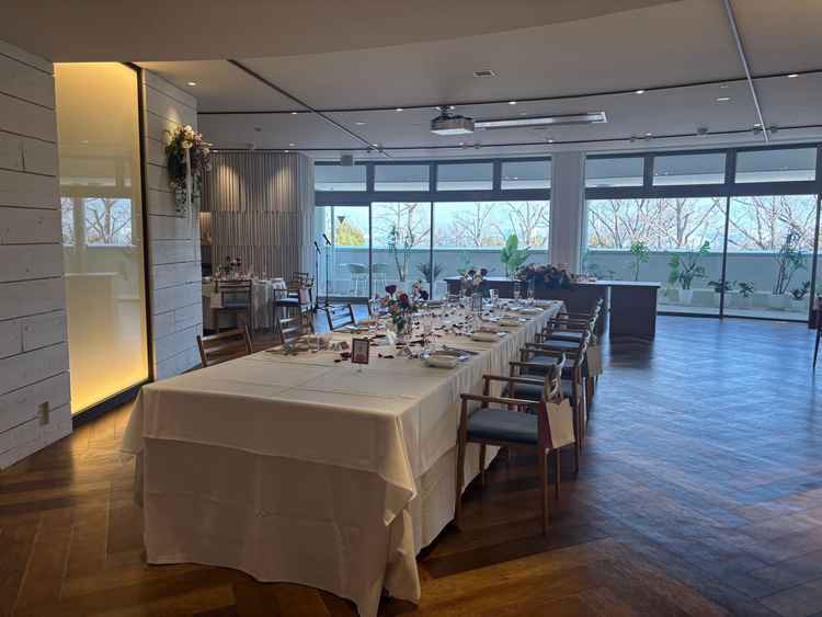 披露宴会場。新郎新婦席前の大きなテーブル。