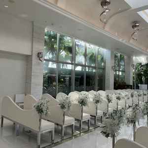 チャペル。窓からは植物が見え、リゾート感が味わえます。