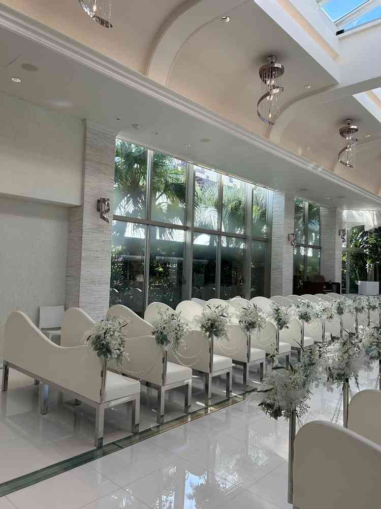 チャペル。窓からは植物が見え、リゾート感が味わえます。