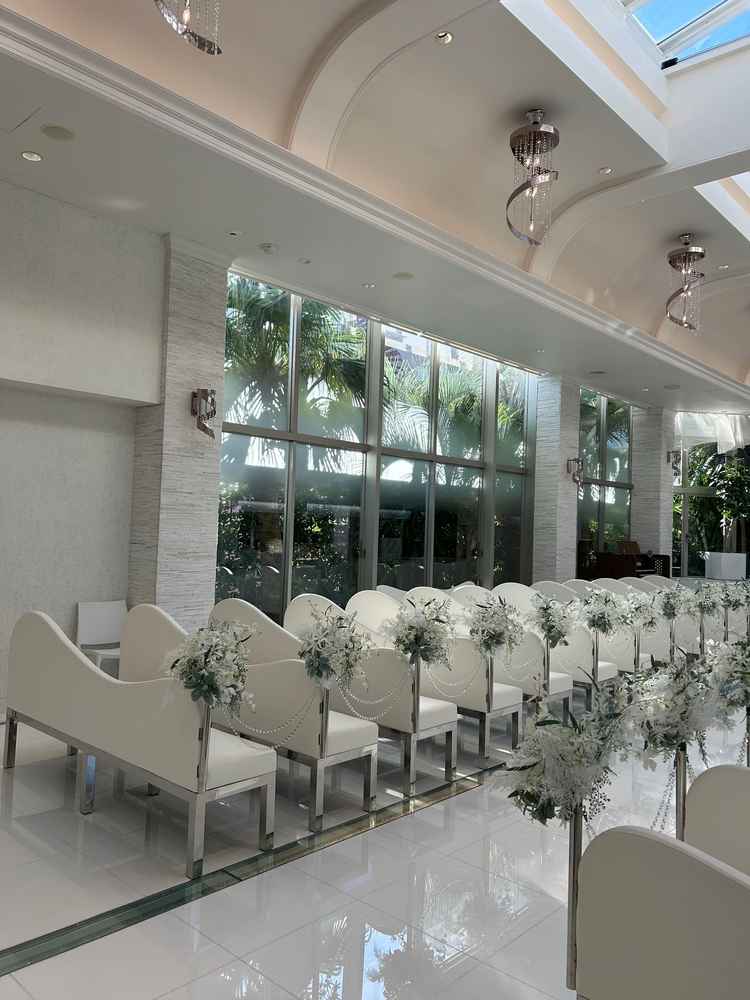 チャペル。窓からは植物が見え、リゾート感が味わえます。