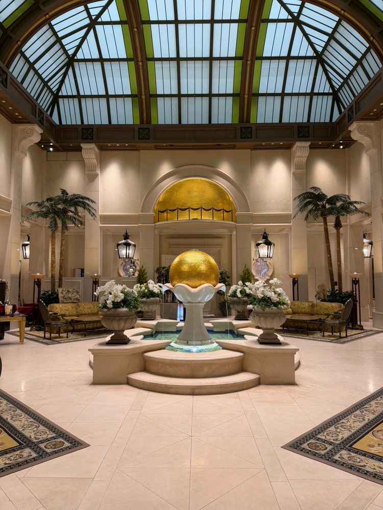 ホテル内の写真スポット。挙式当日、ここで写真撮影ができるとのこと。煌びやかな雰囲気で高級感があった。