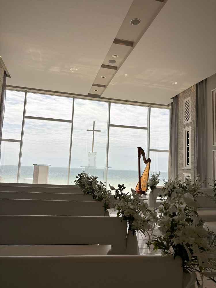 海が広がっていてとても綺麗な景色でした。写真に映るハーブは生演奏用だそうです。