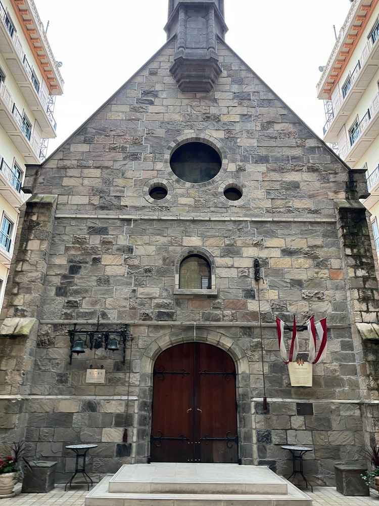 チャペルの入り口前