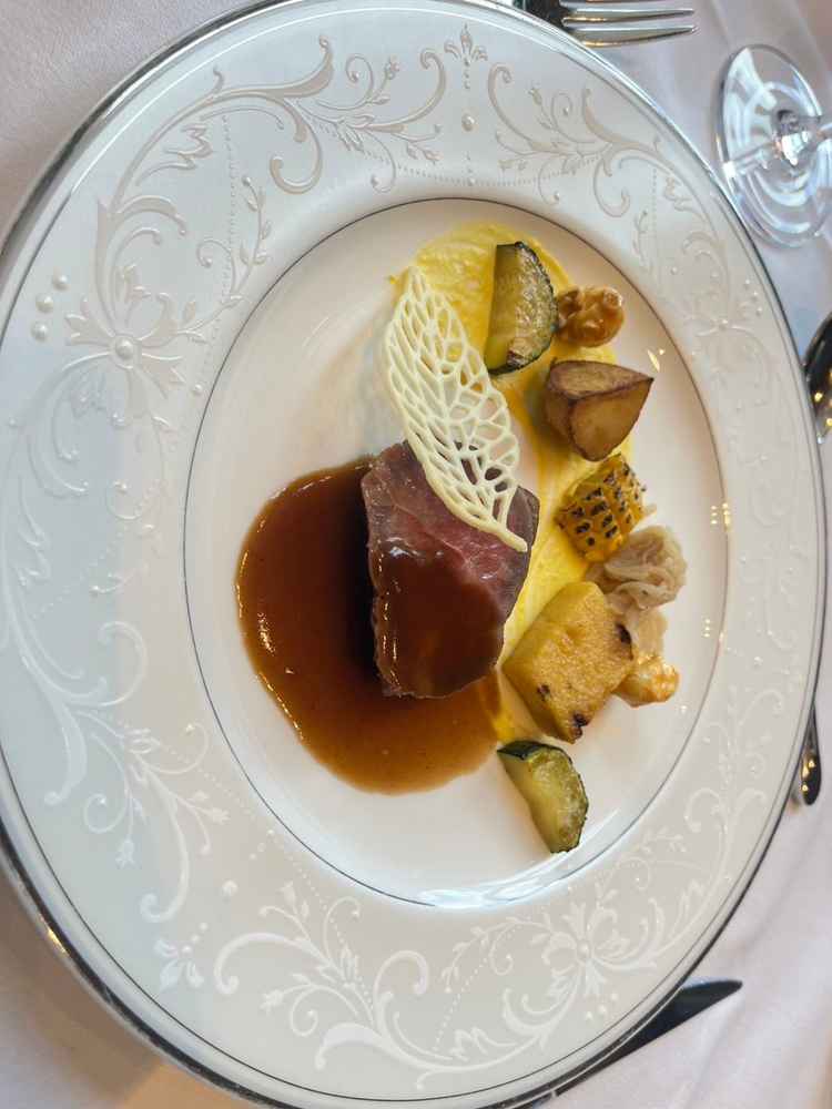 肉料理、季節の野菜との付け合わせ。とても美味しい。