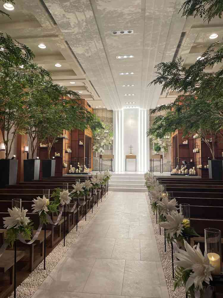 チャペル。どんな天候でも安心で、天井も高く緑が素敵だった。