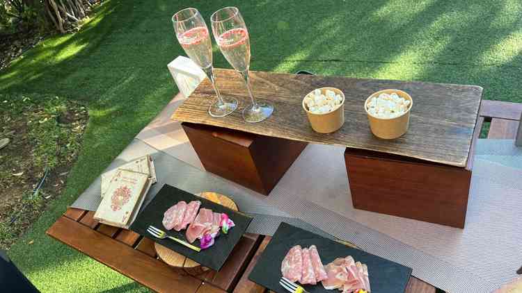 チャペルの見学後にガーデンを使った料理の提供のデモをしてくれました。