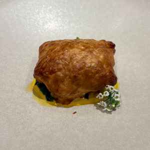 メインの魚のパイ包はパイ生地の下に湯葉で魚を巻いていて、買った際に美味しい匂いが溢れてきた