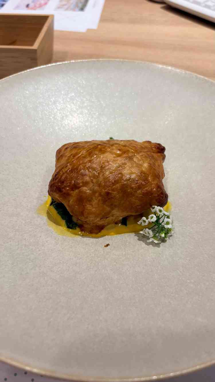 メインの魚のパイ包はパイ生地の下に湯葉で魚を巻いていて、買った際に美味しい匂いが溢れてきた