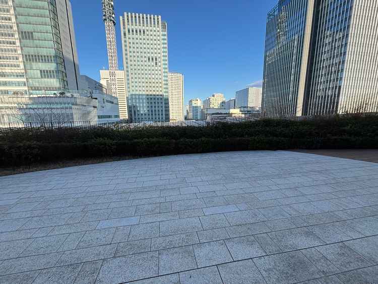 中庭があり、ここでフラワーシャワーなどもできる。写真スポットとしても人気。