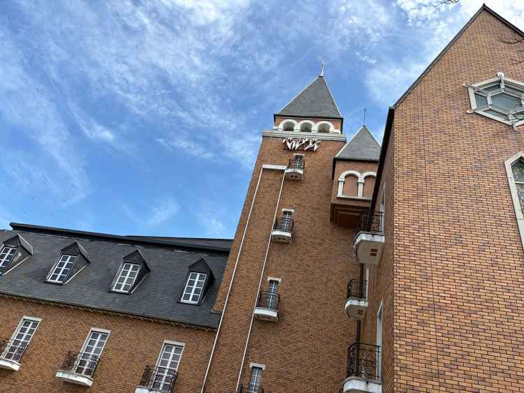 外観の写真。すぐ隣に駐車場があるのが良かった。