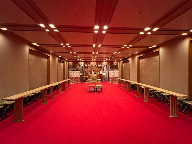 館内神殿。生雅楽も響く幻想的な空間。