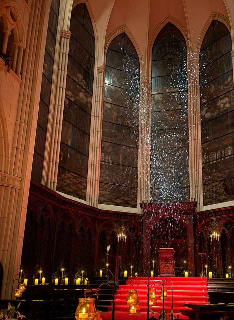 天井が高く、雪を降らせる演出がある。