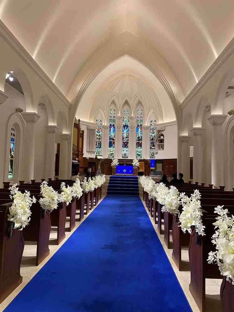 特徴的なブルーのチャペルが幻想的でした。