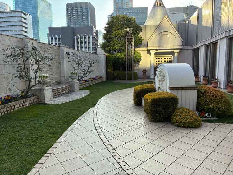 チャペルの外にはガーデンがあります。