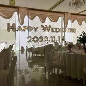 白を基調とした可愛らしいイメージの披露宴会場でした。こちらも演出がすごく、素敵だなと思いました！