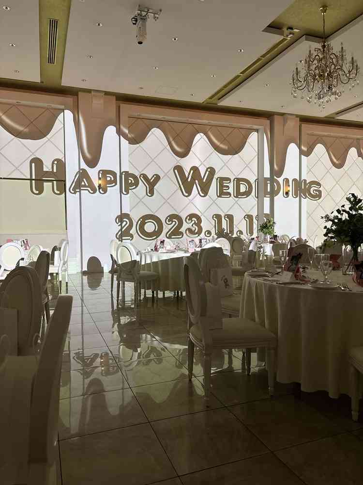 白を基調とした可愛らしいイメージの披露宴会場でした。こちらも演出がすごく、素敵だなと思いました！