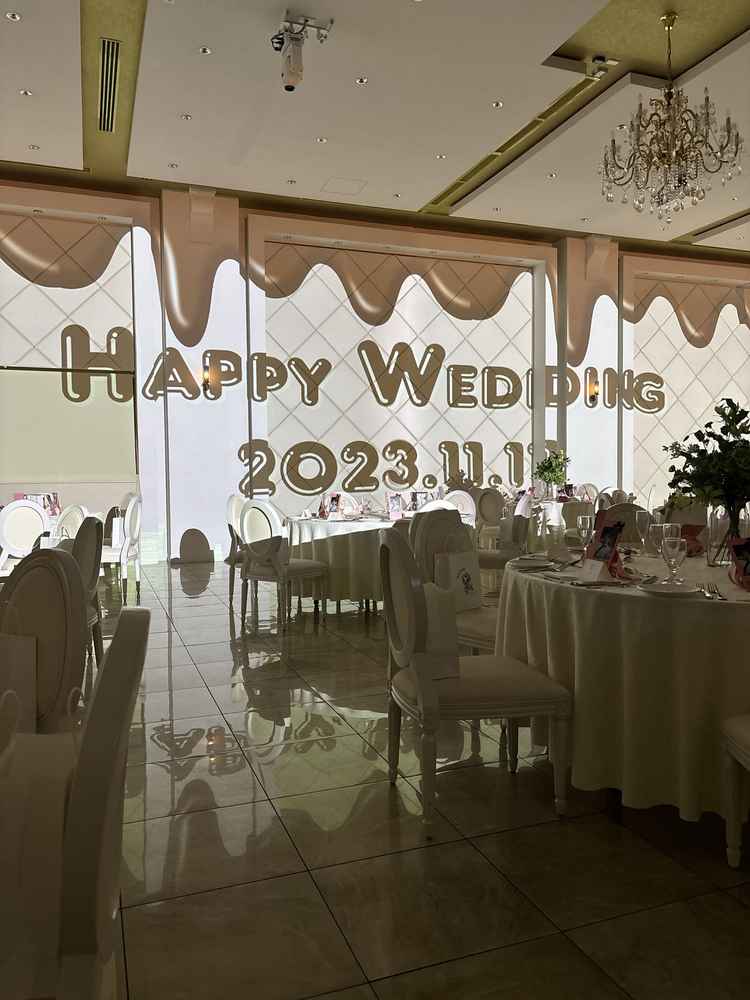 白を基調とした可愛らしいイメージの披露宴会場でした。こちらも演出がすごく、素敵だなと思いました！