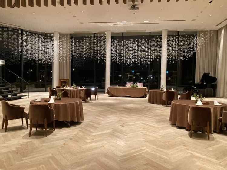 大きい方の披露宴会場です。あやめ池の水泡をイメージして、天井から下っている丸いガラスが素敵でした。