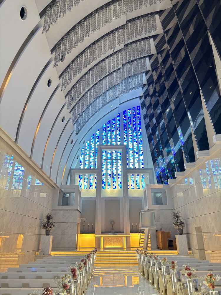 青色のステンドグラスの挙式会場。120人まで着席できる設定。