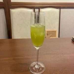 柚子と抹茶のウェルカムドリンク。甘過ぎず、和テイストの料理に合う。