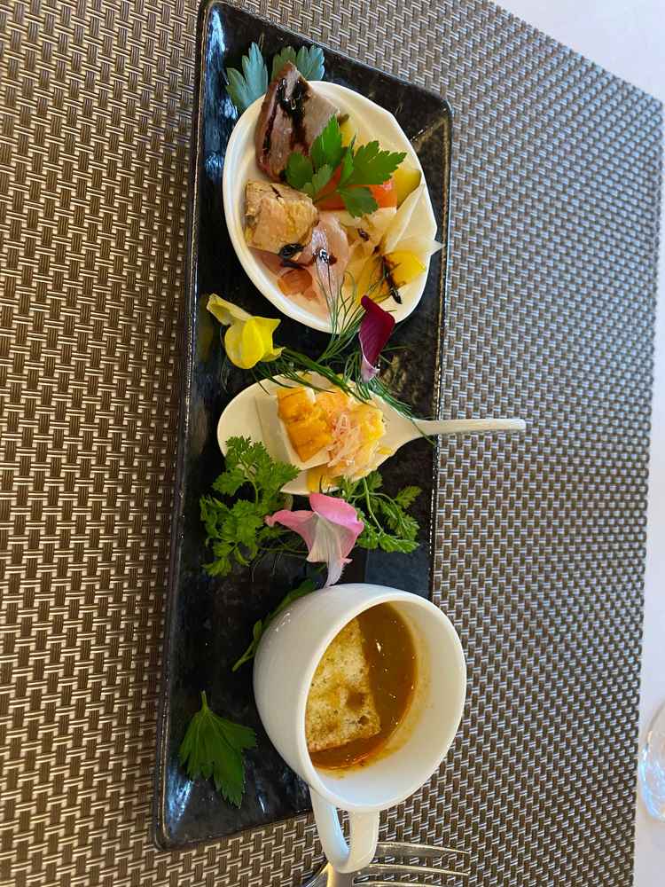 前菜の試食。フレンチの中に和があり今までにない味でとても美味しかったです。一万五千円のコースの内容