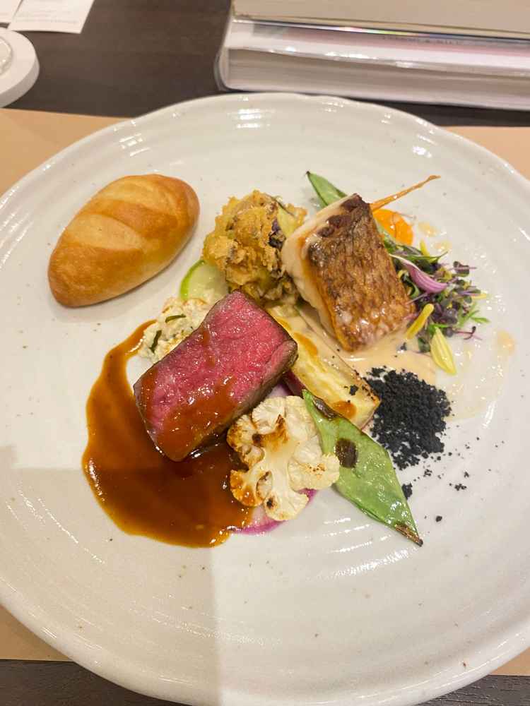 タイのポワレと国産牛のフィレステーキのワンプレート。お肉は少し硬い。鯛は香ばしくて◎。