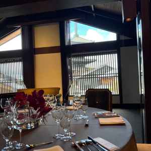 【お部屋　八坂】日本家屋の梁の天井でよりモダンな落ち着いた雰囲気。着席した時に五重塔が望める。