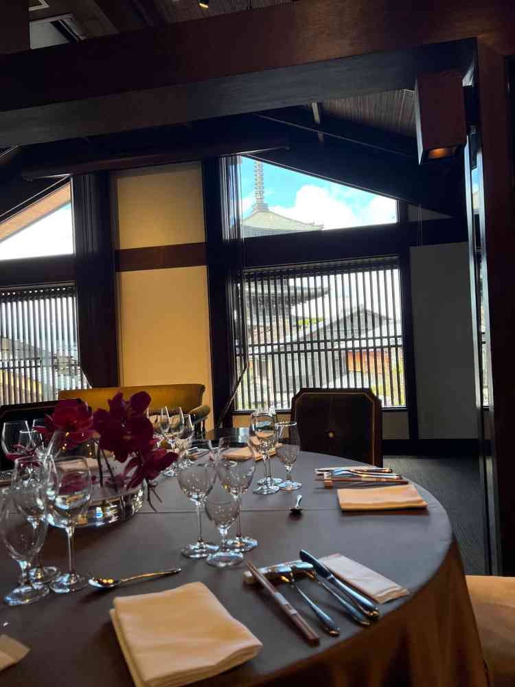 【お部屋　八坂】日本家屋の梁の天井でよりモダンな落ち着いた雰囲気。着席した時に五重塔が望める。