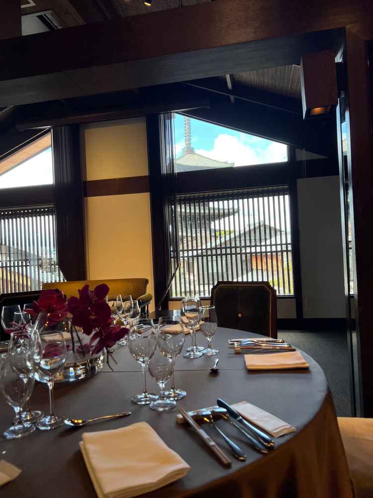 【お部屋　八坂】日本家屋の梁の天井でよりモダンな落ち着いた雰囲気。着席した時に五重塔が望める。